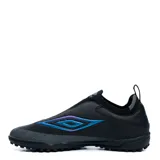 Championes de fútbol Umbro Belix TF, color negro con detalles en gris y logo iridiscente azul y violeta en el lateral, sin cordones y con suela multitaco para césped sintético.