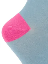 Calcetín de largo medio color azul denim con talón y puntera en color fucsia. Presenta un pequeño logo bordado en la parte superior.