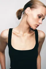 Musculosa de algodón fit entallado con escote redondo y diseño liso.