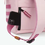 Mochila Cabaia Adventurer Assouan color rosa con detalles en fucsia y marrón. Tiene sistema MOLLE, compartimento acolchado para tablet o PC, correa para sujetar a la maleta y tirantes acolchados antitranspirantes.