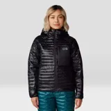 Campera puffer con capucha Mountain Hardwear, modelo Ventano Hoody, color negro, con diseño acolchado horizontal, cierre frontal y bolsillo con cierre en el pecho.