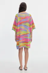 Túnica de tejido jacquard confeccionada en algodón, con diseño estampado multicolor, escote en V y mangas amplias de corte holgado.