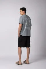 Bermuda cargo de lino y rayón color blanco, con bolsillos laterales tipo cargo, cintura elástica con cordón ajustable y calce relajado.