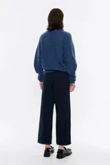 Pantalón vaquero de corte recto cropped, tiro bajo, cierre de botón denim frontal y maxibolsillos diagonales. Costuras pespunteadas en piernas. Contiene 20% fibras recicladas.