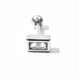 Aro plateado con forma rectangular y cristal incrustado.