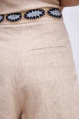 Short color beige con cintura elastizada y aplique bordado en la cintura.