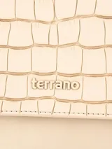 Bandolera Terrano modelo Astrid de color negro, con solapa de textura símil cocodrilo y base lisa. Cuenta con correa ancha regulable con inscripciones de la marca y herrajes metálicos oscuros.