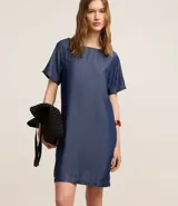 Vestido corto de Marfinno confeccionado en liocel, con cuello redondo, mangas cortas y detalle de recortes horizontales en el busto.