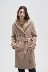 Tapado de paño color gris oscuro con solapas anchas, cierre frontal cruzado con botones y cinturón ajustable a la cintura. Posee mangas largas y bolsillos laterales.