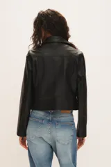 Campera biker de cuero de oveja en color negro, totalmente forrada. Cuenta con cuello con solapa, cierre cruzado, bolsillos frontales con cierre y un pequeño bolsillo con solapa y broche a presión.