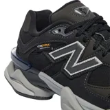 Championes New Balance modelo 9060, con diseño robusto y moderno en tonos beige y crema. Presentan una combinación de texturas en gamuza y malla, con la característica letra N en los laterales y una suela voluminosa con tecnología de amortiguación.