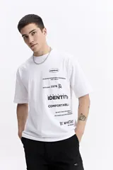 Remera negra de manga corta con escote redondo, ajuste regular y estampado frontal con texto en blanco.