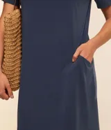 Vestido corto marrón modelo t-shirt de Marfinno, con mangas cortas, cuello redondo y bolsillos laterales.