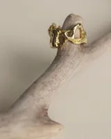 Anillo de bronce con diseño orgánico y aberturas irregulares.