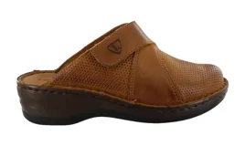 Zuecos de cuero color marrón con perforaciones y plantilla anatómica.