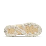 Championes de senderismo Merrell modelo Speed Strike 2, con diseño deportivo en tonos beige y crema. Presentan una parte superior de malla transpirable con refuerzos sintéticos, entresuela de espuma EVA para mayor estabilidad y suela de goma con tacos para un agarre superior.