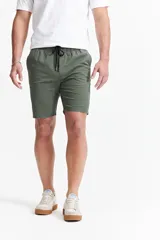 Bermuda de gabardina con diseño de cinco bolsillos, cintura elástica con cordón de ajuste y corte recto.