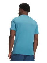 Remera deportiva de manga corta Under Armour, confeccionada en tejido sin costuras con ventilación estratégica para mayor transpirabilidad. Presenta un diseño elástico en cuatro direcciones que absorbe el sudor y se seca rápidamente, con logo de la marca en el pecho.
