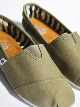 Alpargatas de lona negra con suela de goma blanca y plantilla de simil cuero.