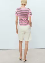 Jersey de punto fino con diseño recto y cuello redondo, de manga corta, con patrón de rayas horizontales en contraste en tonos rosado, beige y negro.