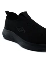Championes deportivos Umbro modelo Magna para hombre, tipo slip-on sin cordones, confeccionados en tejido knit azul marino con suela gruesa de goma blanca.
