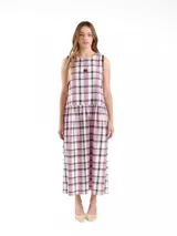 Vestido largo sin mangas, de corte amplio y relajado, con estampa a cuadros, escote redondo y falda fruncida. Cuenta con detalles de costura a contratono en las sisas y logo frontal.