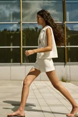 Short blanco de punto pointelle suave, ajustado y de tiro alto con elástico revestido en la cintura.