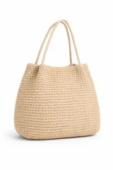 Bolso tipo tote de tejido de punto en color beige, con diseño de textura trenzada y asas largas de cuerda.