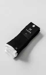 Pack de dos pares de medias unisex de caña media, color negro con puño superior en color blanco. Presentan un diseño de doble puño y etiqueta tejida con logo de tijera en el borde.