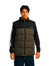 Chaleco puffer Caterpillar modelo Arctic Zone Vest, de diseño bicolor en negro en la parte superior y verde militar en la inferior. Cuenta con cuello alto, cierre frontal completo y bolsillos laterales con cierre.