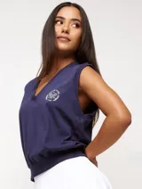 Musculosa blanca con cuello en V y logo bordado en el pecho.