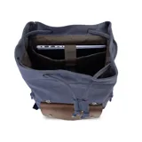 Mochila Lincoln's de tela canvas azul con detalles en cuero sintético marrón. Cuenta con cierre superior tipo marinero con cordón, solapa con broches magnéticos y correas ajustables. Incluye bolsillos laterales con cierre y compartimento interno para laptop.