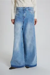 Pantalón de jean celeste de corte ultra ancho con efecto lavado.