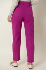 Pantalón de corte recto y tiro alto, color fucsia, con cintura elástica en la parte posterior, bolsillos laterales y cierre frontal.