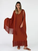 Pashmina bordó con hilo brillante y terminación de flecos en los extremos.