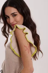 Top tejido color beige con cuello redondo y mangas con volados ribeteados en verde lima.