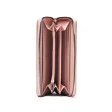 Billetera rectangular color rosado con diseño de corazones en relieve y logo metálico de la marca XL en el centro. Cuenta con cierre perimetral.