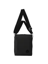 Bandolera negra de diseño minimalista, con correa ajustable de tela con logo grabado y detalle de aplique circular en la parte inferior.