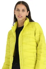 Campera puffer de diseño acolchado, color verde lima, con cuello alto, cierre frontal completo y puños elásticos.