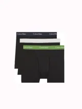 Pack de tres bóxers Calvin Klein modelo brief, confeccionados en mezcla de algodón y elastano de color negro, con cintura elástica distintiva de la marca en colores azul, blanco y verde.