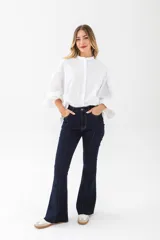 Camisa celeste con cuello mao y mangas abullonadas.