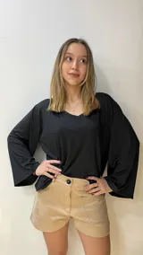 Blusa color marrón de tela con lycra, con escote en V y mangas anchas acampanadas.