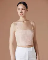 Top corto de tirantes finos con escote recto y diseño estructurado, confeccionado en tela con sutil estampado tonal.