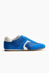 Calzado deportivo de color azul con detalles en blanco y suela de goma con diseño. Cuenta con collarín acolchado, lengüeta y cordones.