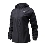 Campera deportiva New Balance Windcheater negra con capucha y logo plateado en el pecho.