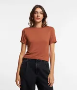 Blusa básica de cuello redondo y manga corta con detalle de dobladillo, confeccionada en tejido de viscosa con elastano.