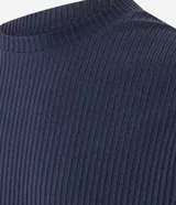 Remera masculina de manga corta y cuello redondo, confeccionada en tejido rib con textura atercipelada y acabado acanalado.