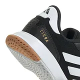 Championes deportivos Adidas modelo Ligra 8, color negro con tres franjas blancas en el lateral y detalles en blanco en el talón. Presentan puntera reforzada Adituff y suela de goma color caramelo.