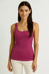 Musculosa de algodón y elastano de corte ajustado, cuello redondo profundo y diseño en tejido rib acanalado color fucsia.