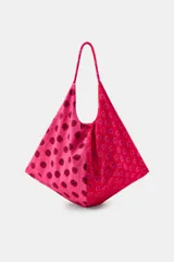 Maxi bolsa combinada de algodón con diseño de lunares en tonos fucsia y rojo, asas de hombro y cierre con cremallera metálica.